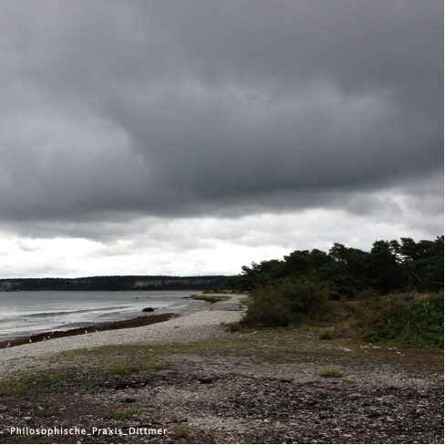 Dunkle Wolken ziehen am Horizont auf.