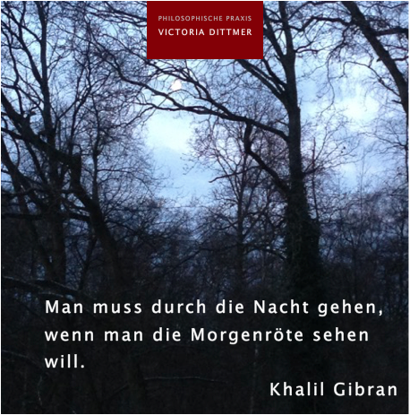 Nächtlicher Wald vor aufhellendem Morgenhimmel. Im Vordergrund das Zitat von Khalil Gibran: Man muss durch die Nacht gehen, wenn man die Morgenröte sehen will. 